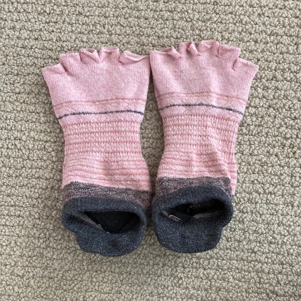 Toesox Half Toe Low Rise Grip Socks Size Medium Light Pink Barre Pilates EUC